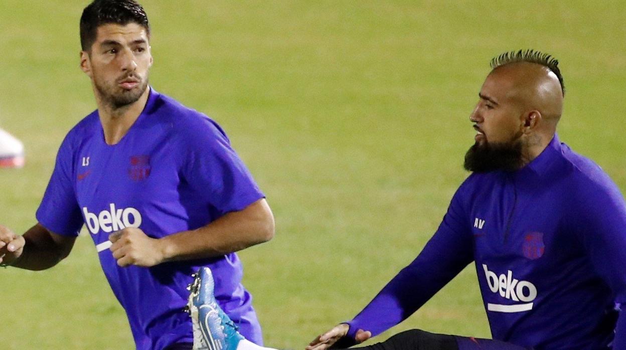 Luis Suárez y Arturo Vidal durante el último entrenamiento ayer en Arabia Saudí