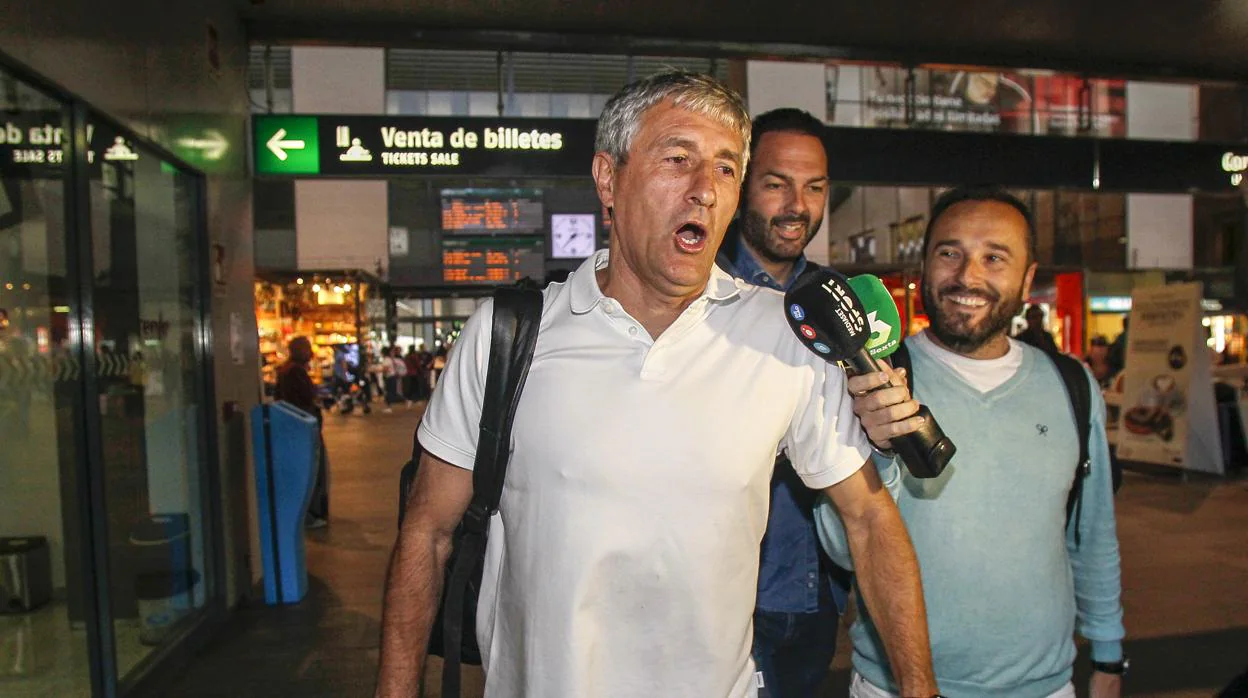 Quique Setién atiende a la prensa en el aeropuerto de Sevilla