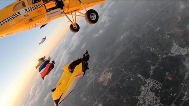 El sevillano Juan Arenas surca los cielos con traje de alas para un nuevo récord mundial