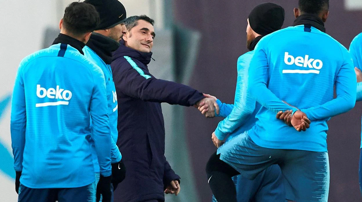 Messi saluda a Valverde en un entrenamiento