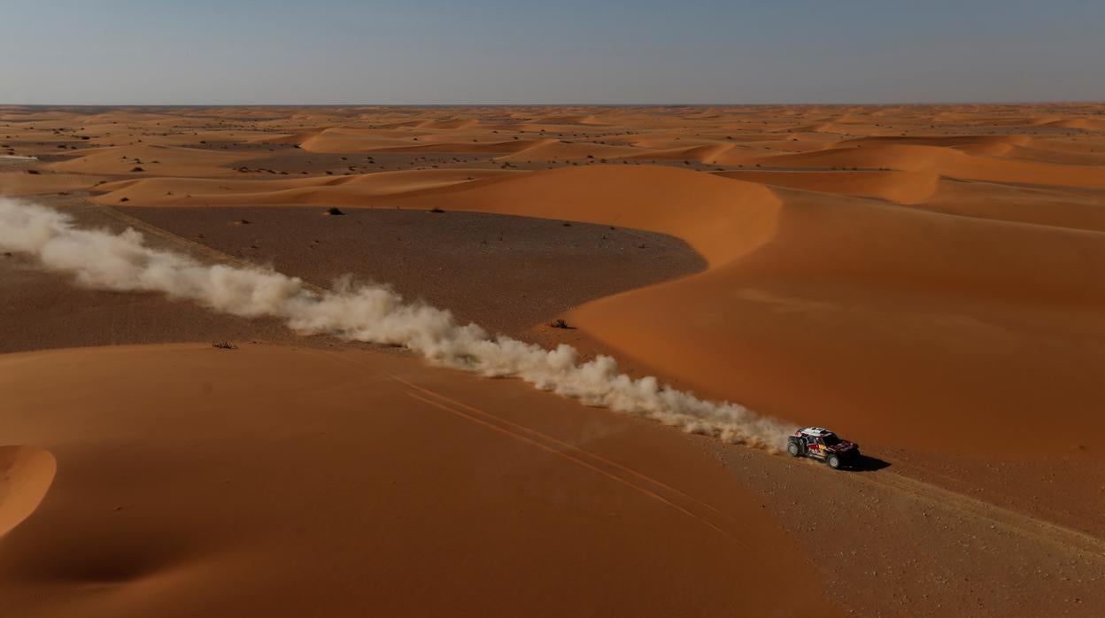 Carlos Sainz asesta un duro golpe a la general en el «Empty Quarter»