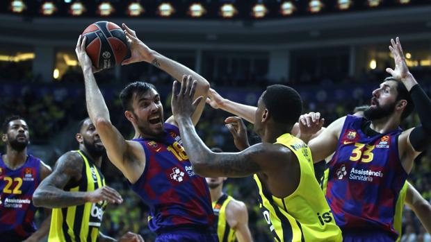 El Barça cura su herida hurgando en la de Fenerbahçe