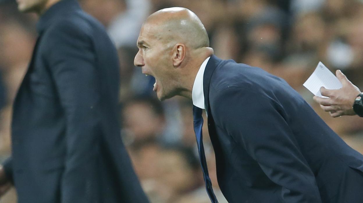 La metamorfosis de Zidane, de los tres puntas a los cinco medios