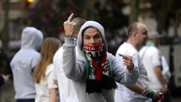 Muere un aficionado atropellado por hinchas rivales