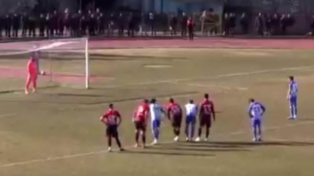 El penalti más loco: tres lanzamientos, un expulsado y un gol imposible