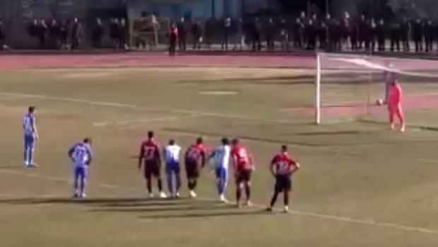 El penalti más loco: tres lanzamientos, un expulsado y un gol imposible