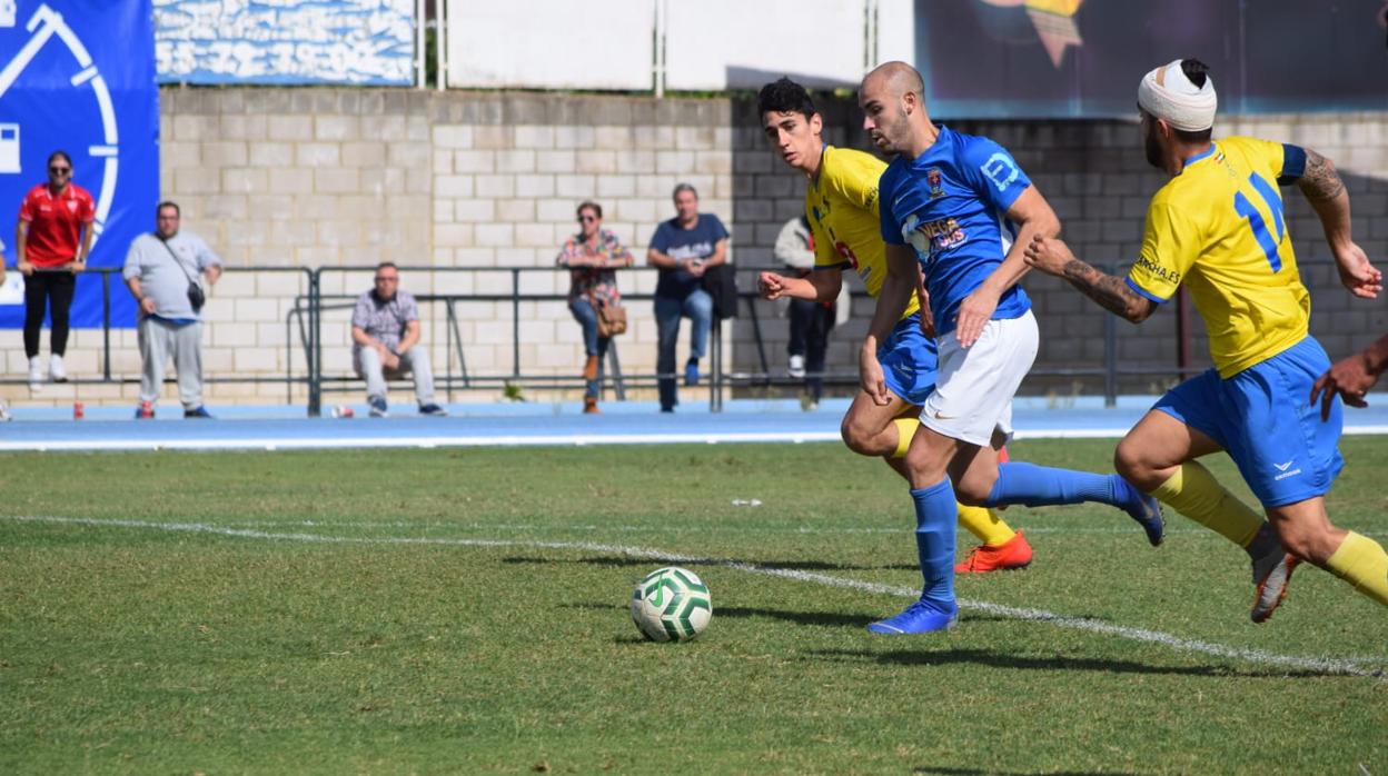 El pichichi de División de Honor, el delantero sevillano Miguel Ángel Lobo, durante una acción esta temporada