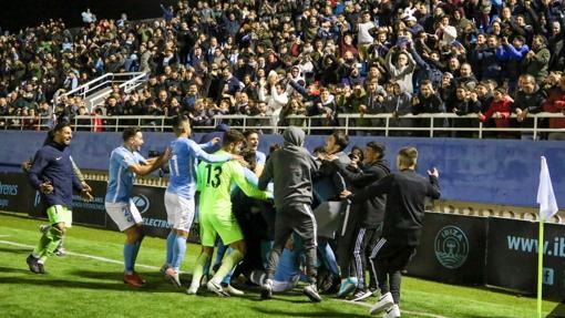 Los jugadores del Ibiza celebran un gol