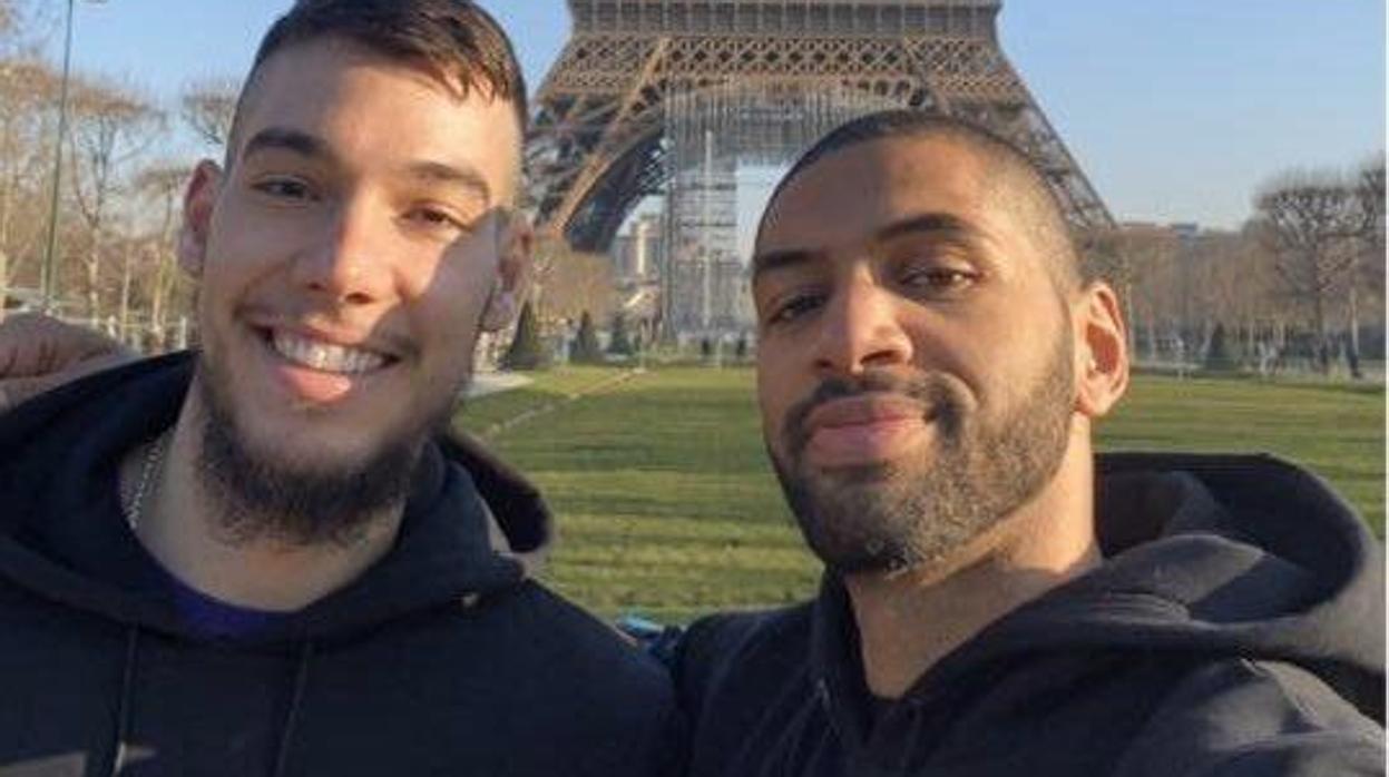 Willy Hernangómez junto a Batum a los pies de la Torre Eiffel