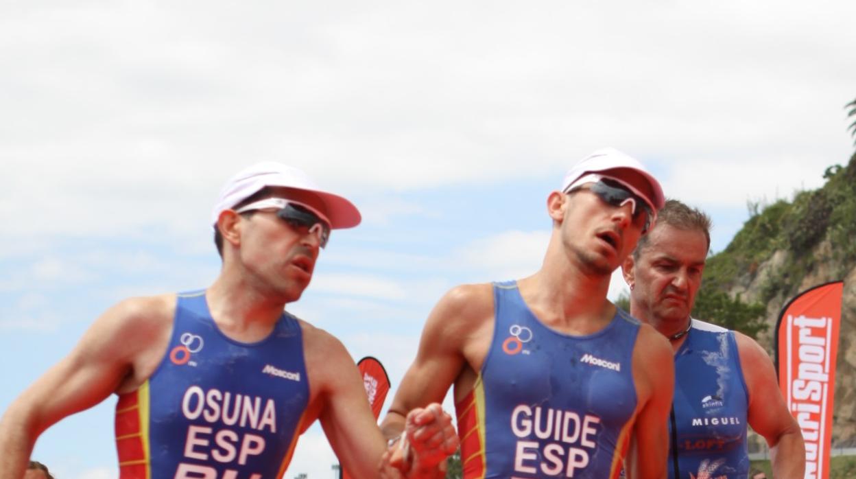 Moisés Osuna (izquierda) corre unido a su guía en el Campeonato de Europa de media distancia en Castella en 2013