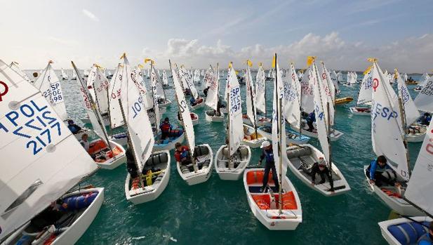 Pablo Tejera y la italiana Lisa Vucetti, primeros líderes en el Trofeo Euromarina Optimist Torrevieja