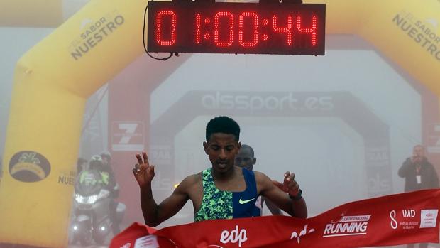 Eyob Faniel e Isabel Trzaskalska vencen en el Medio Maratón de Sevilla 2020