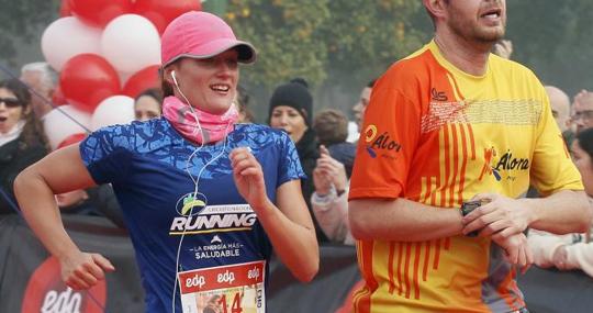 La nadadora efectúa su entrada a meta en el Medio Maratón de Sevilla