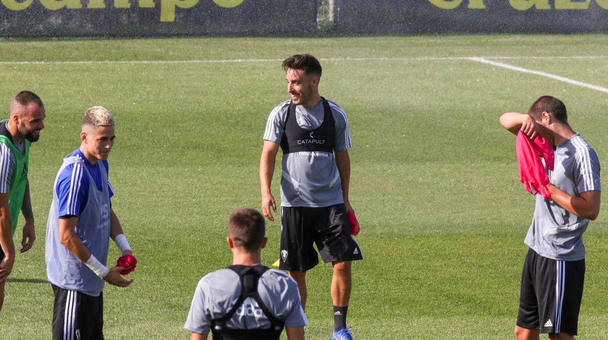 Iza carcelén sonríe durante una sesión de entrenamiento.