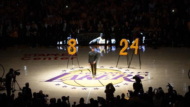 Los Lakers lloran a Kobe Bryant en su casa