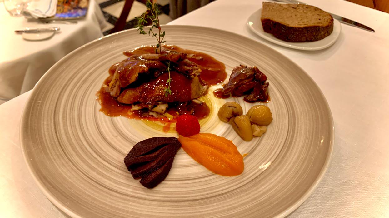 Pechuga de paloma crujiente en el restaurante La paloma, en Madrid