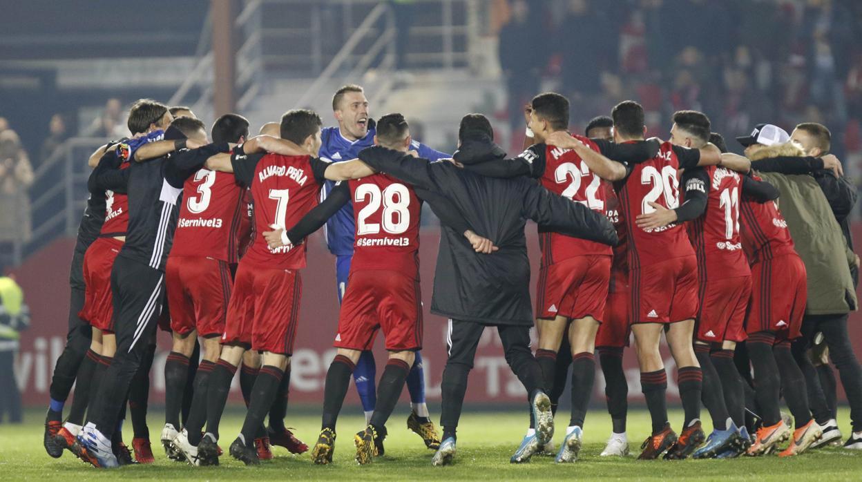 Los jugadores del Mirandés celebran la clasificación para las semifinales de la Copa del Rey