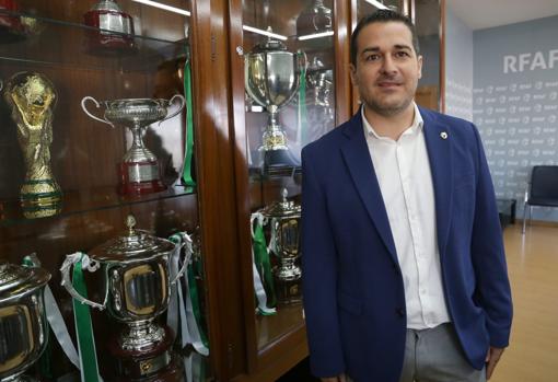 Pablo Lozano, presidente de la Real Federación Andaluza de Fútbol, posa con algunos títulos