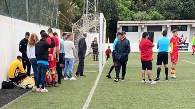 Un lesionado de gravedad espera 40 minutos tirado detrás de una portería la llegada de una ambulancia