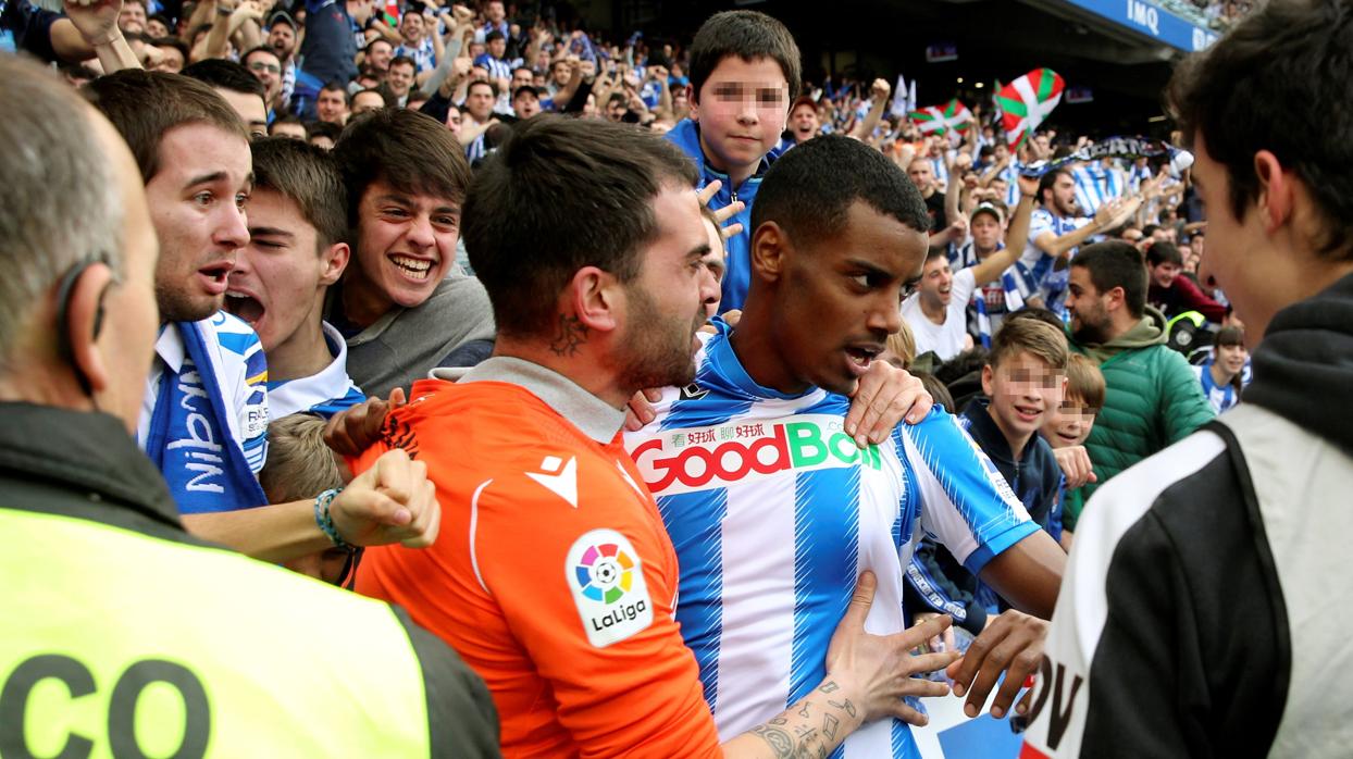 Isak celebra con la afición de la Real Sociedad su gol en el derbi ante el Athletic