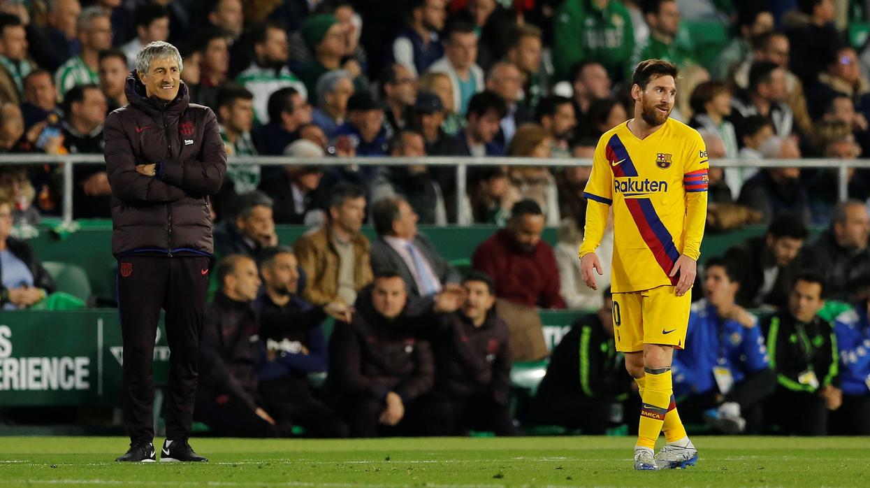 Messi, ante la mirada de Setién