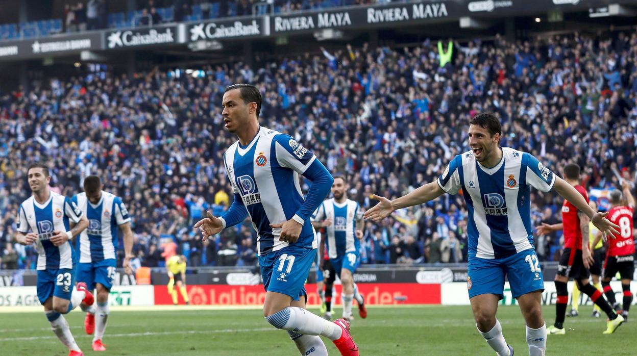 Calleri corre para felicitar a De Tomás tras el gol del madrieño