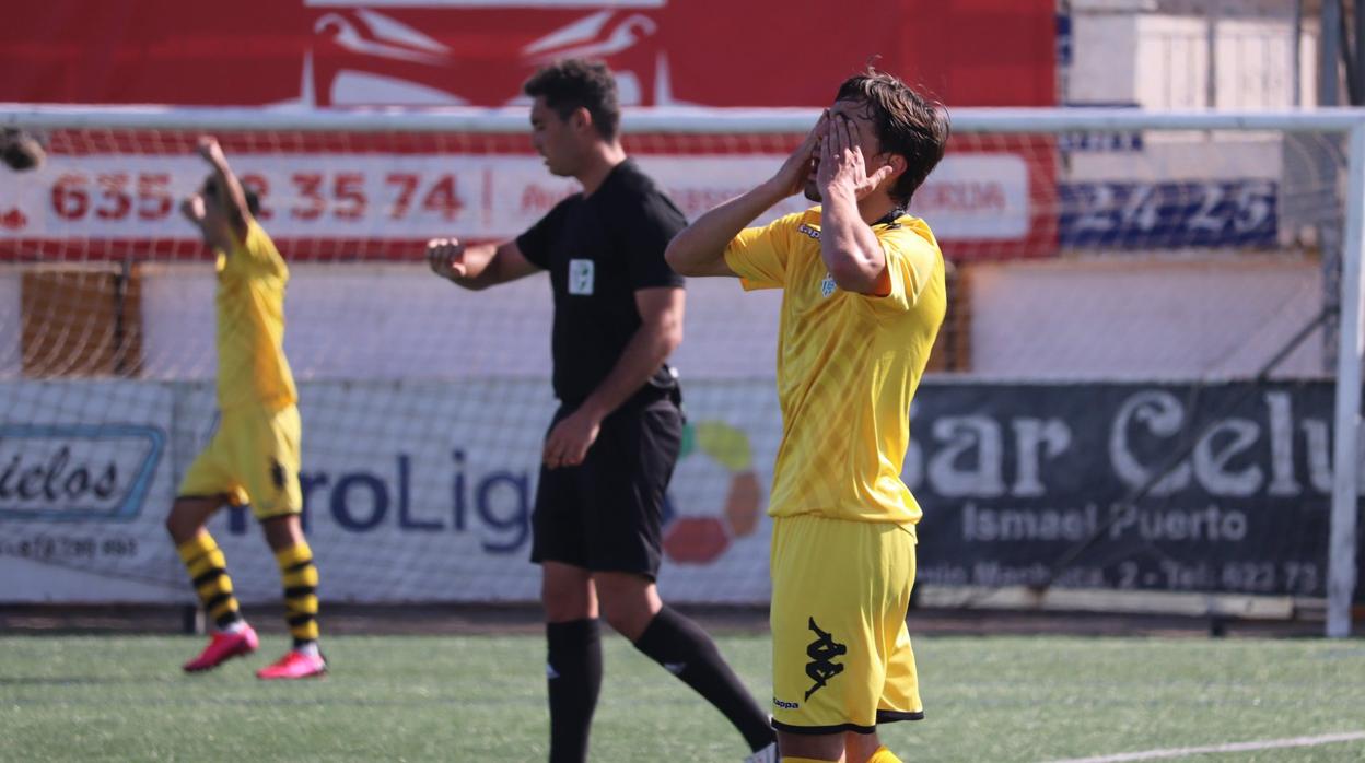 El bético Rodri celebra uno de sus goles en el Municipal de Lebrija