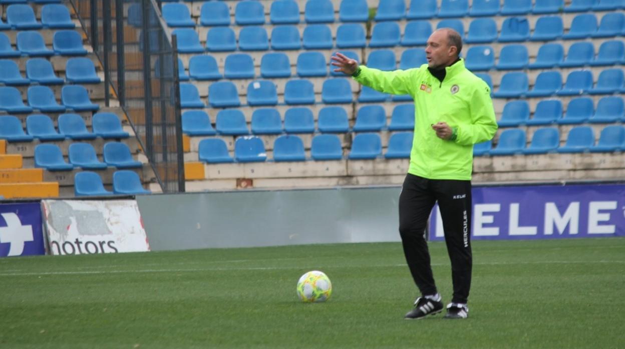 Vicente Mir, en un entrenamiento del Hércules