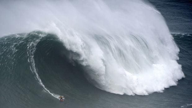 El brasileño Rodrygo, testigo de excepción de las olas gigantes de Nazaré