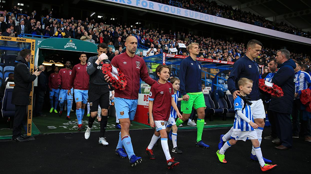 Los jugadores, acompañados por las «mascotas»