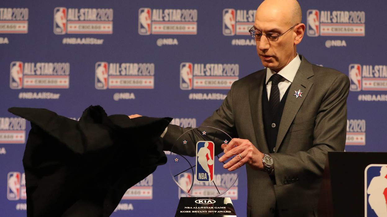 Adam Silver descubre el renombrado trofeo