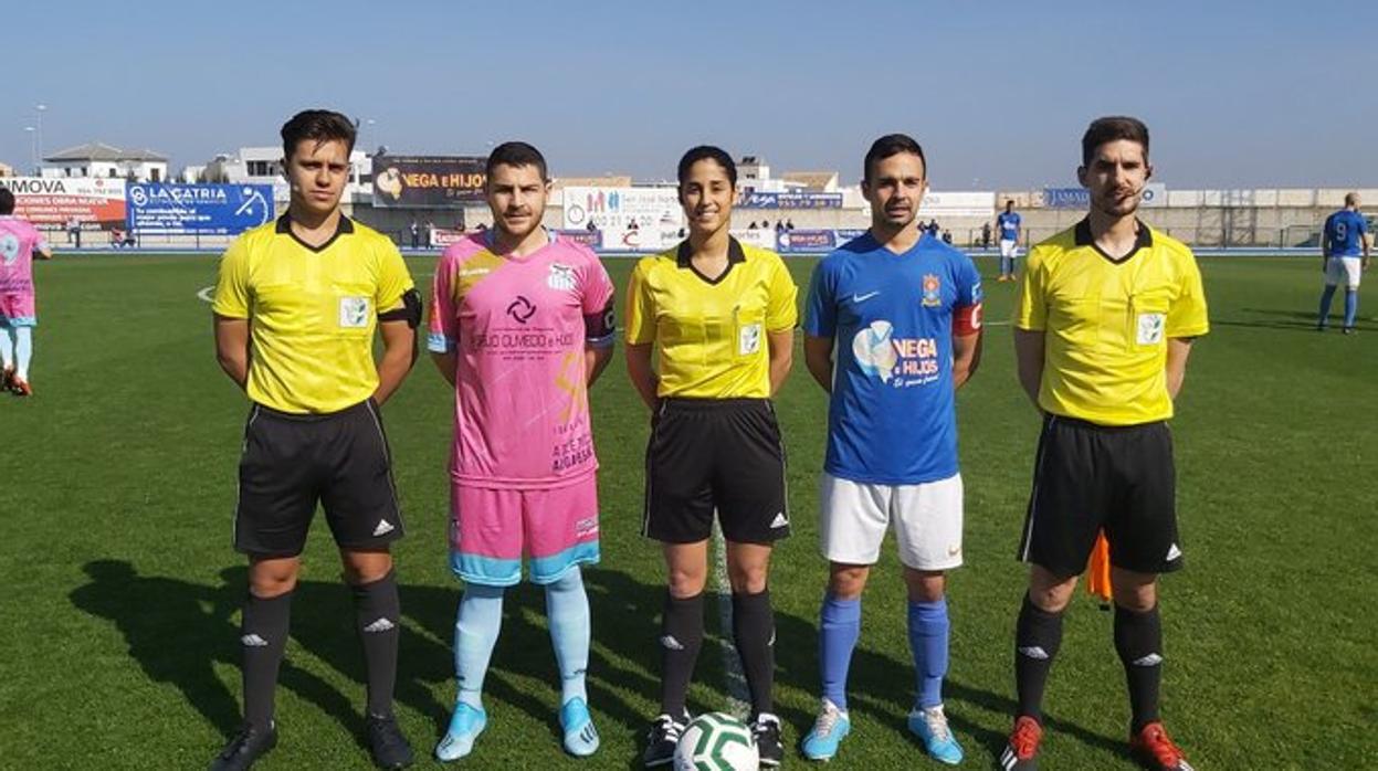 Los capitanes del San José, Daniel Romero, y del Atlético Algabeño, Manuel Baena, posan junto al trío arbitral antes del derbi de la Vega