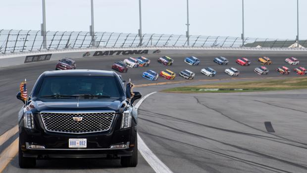 Donald Trump da una vuelta a Daytona en 'La bestia', la limusina presidencial