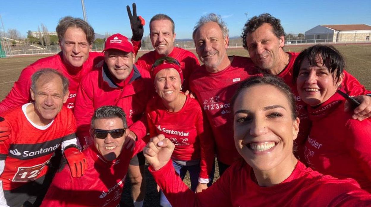 Foto de familia con Eli Pinedo, Abel Antón, Rafa Pascual, Cristóbal Soria, Fermín Cacho, entre otros