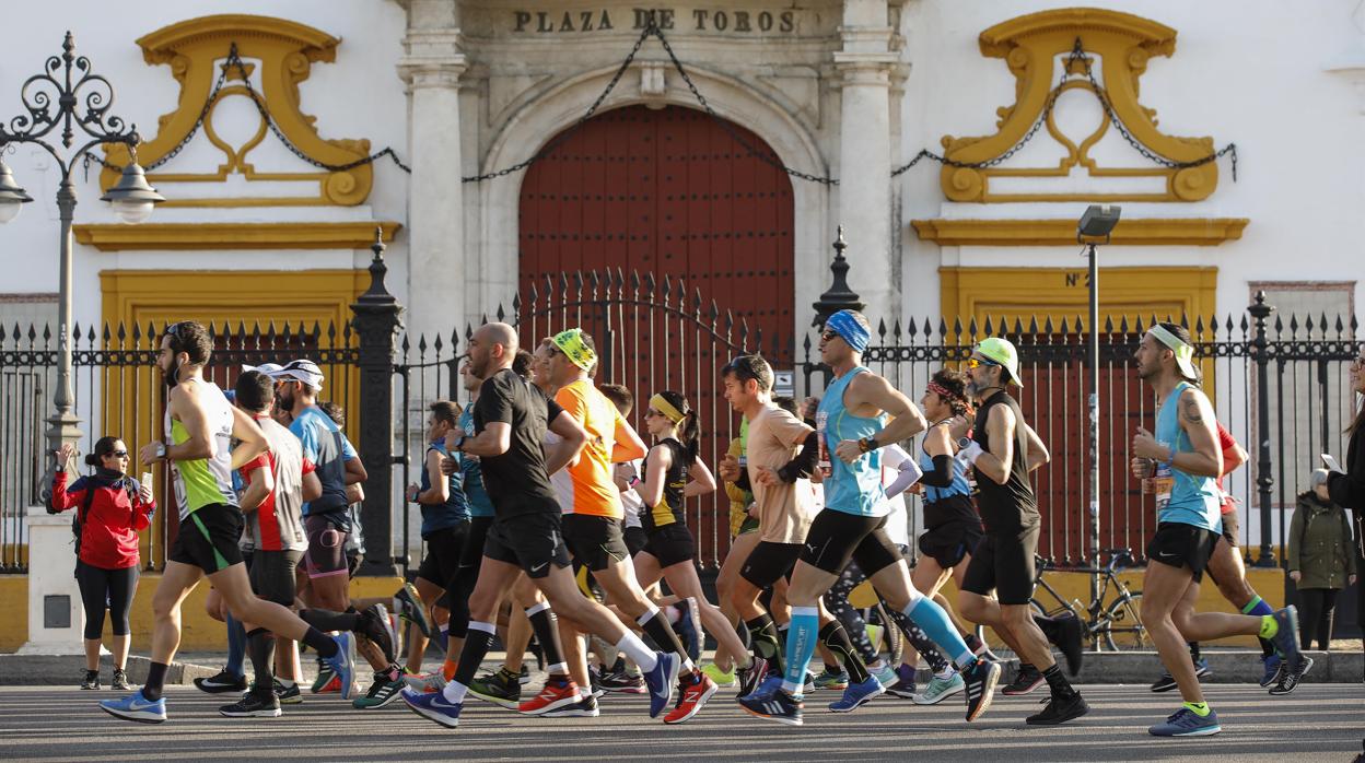 Paso del maratón por la Maestranza