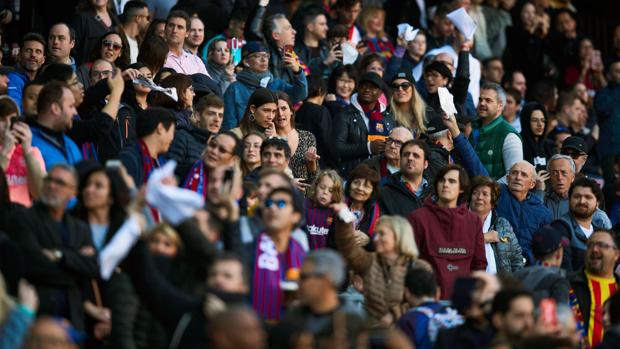 Pañuelos y gritos de «Bartomeu dimisión» antes del Barcelona - Eibar