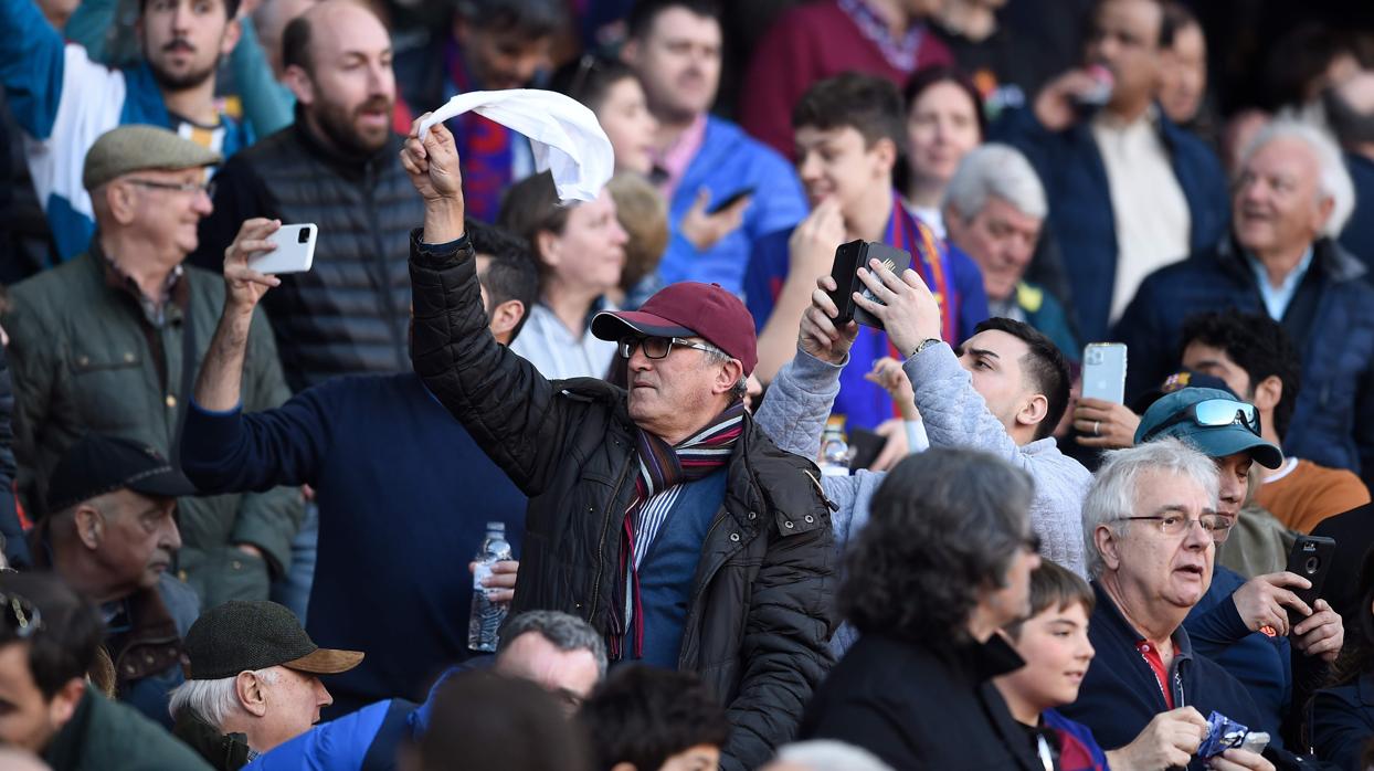 Pañuelos en las gradas del Camp Nou antes del Barcelona-Eibar