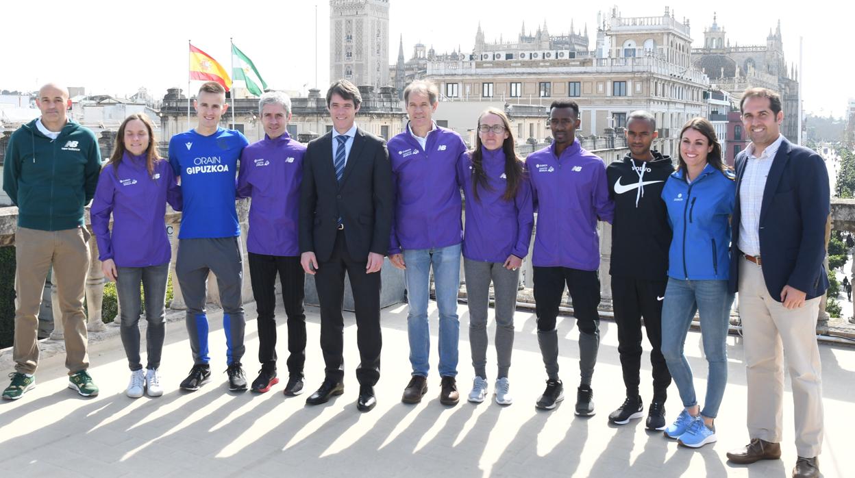 Los campeones del mundo Abel Antón y Martín Fiz, junto a varios atletas de élite y los patrocinadores del Zurich Maratón Sevilla, del que ABC de Sevilla es medio oficial