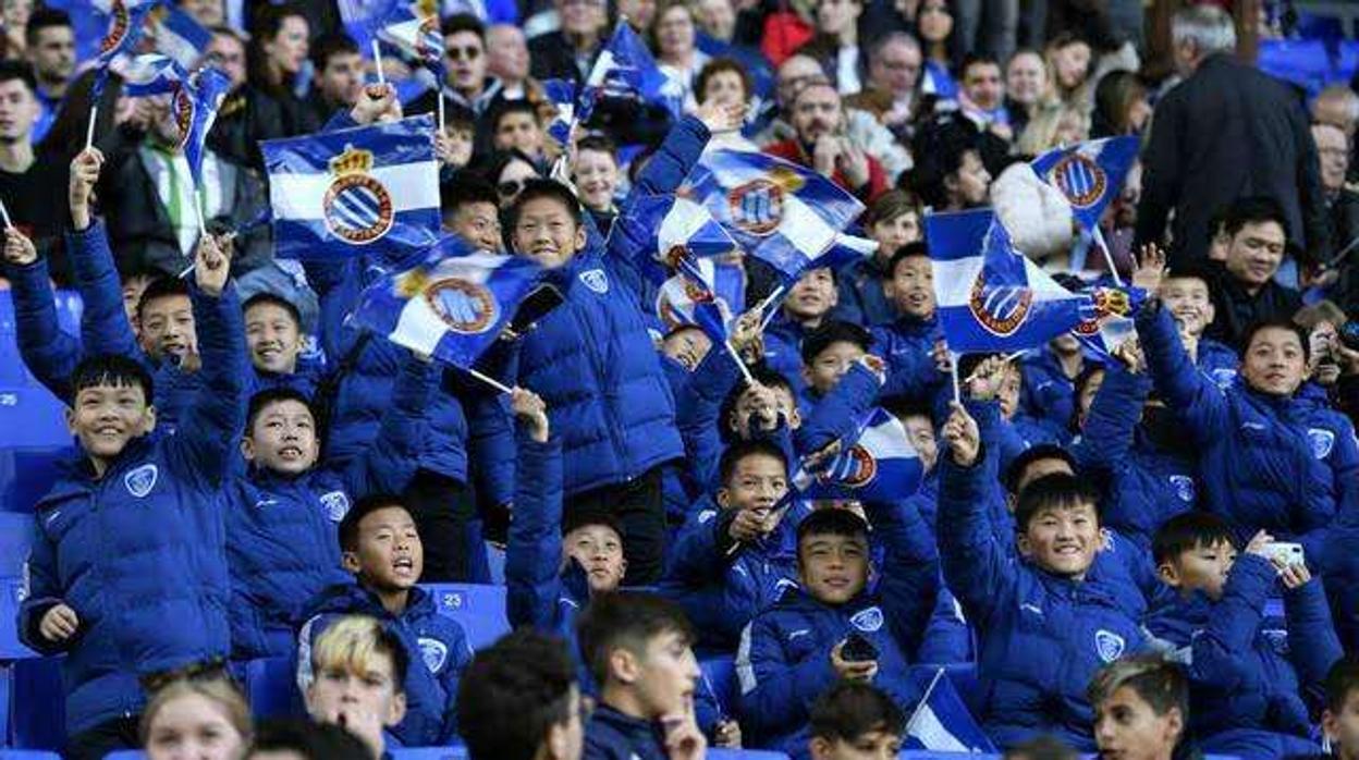 Inmersión en España: Un grupo de niños chinos se congregan en el RCDE Stadium para ver el partido Español-Betis en un viaje de adaptación a nuestro país