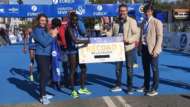 Broche de oro a ritmo de récord en el Zurich Maratón Sevilla