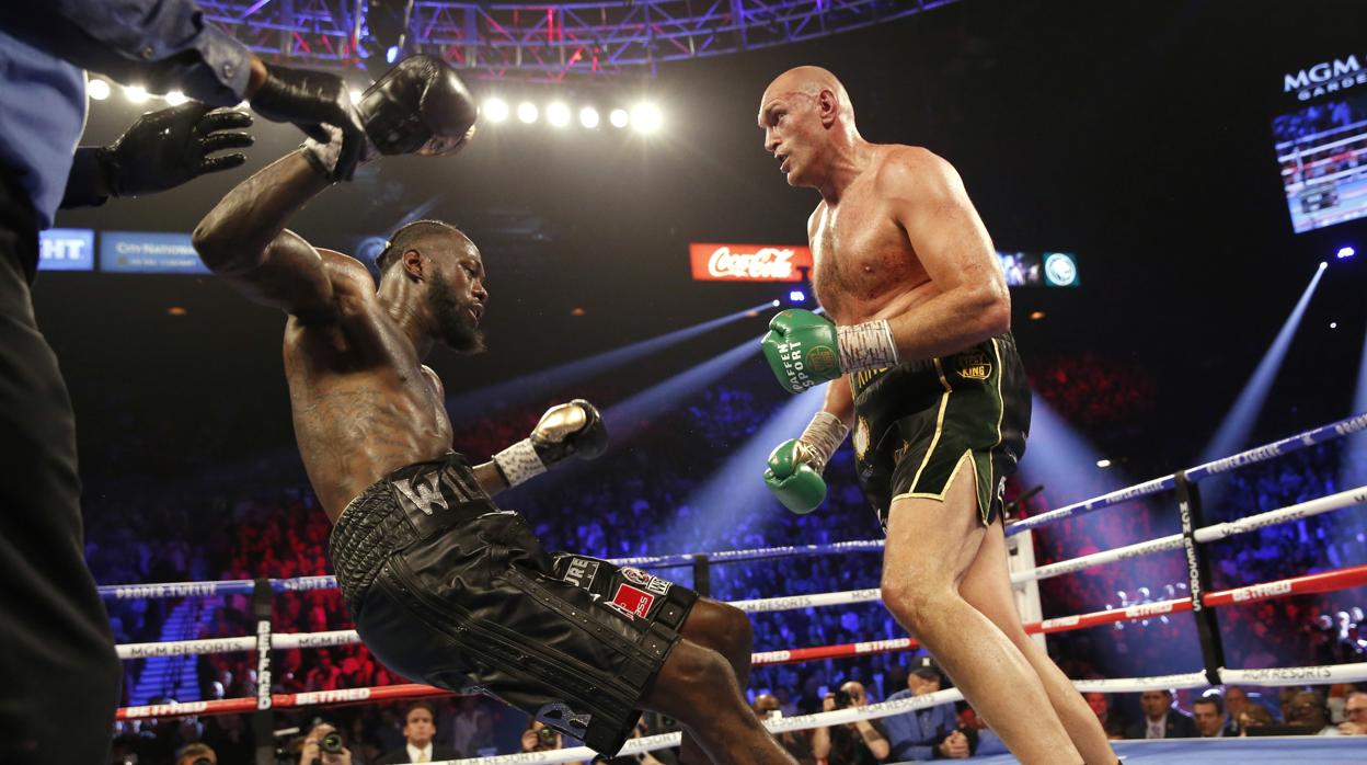 Fury derriba a Wilder en el quinto asalto