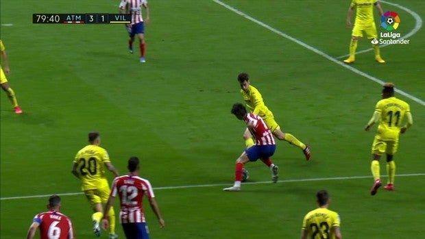 Caño de Joao Félix a Trigueros en el Atlético 3-1 Villarreal