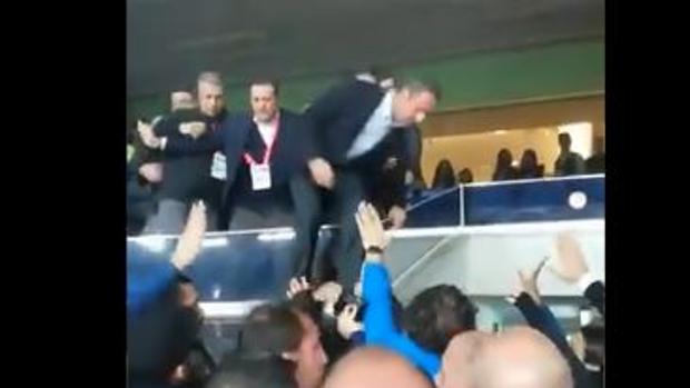Lo nunca visto: el presidente del Fenerbahçe salta del palco a pegarse con sus críticos