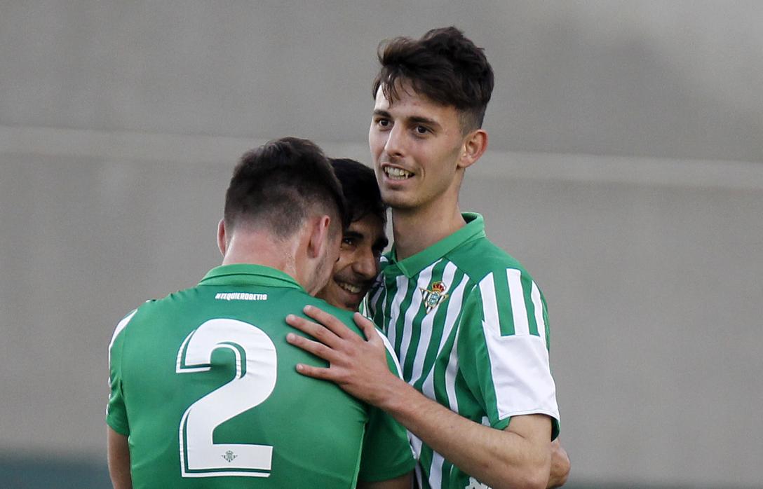 Raúl García de Haro celebra uno de los goles del Betis Deportivo junto a Robert y Simón