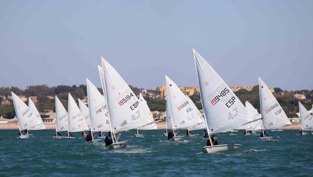 Primeros líderes de la Semana Andaluza en la bahía de Cádiz