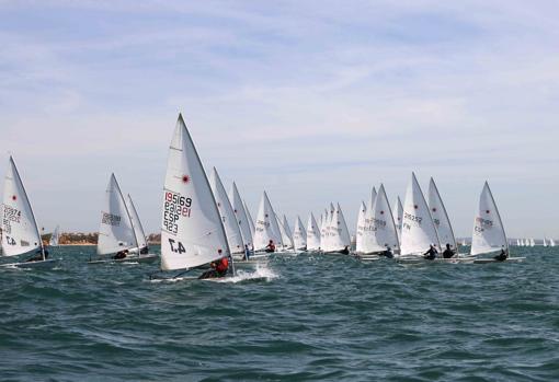 Mucho por decidir tras una nueva jornada ventosa y con ritmo en la bahía gaditana