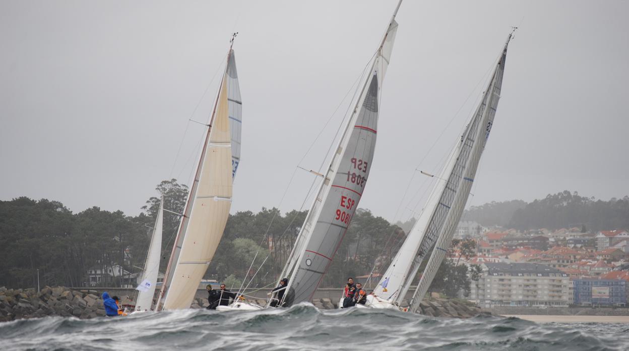 La flota de la Regata Interclubes se luce en la Ría de Pontevedra