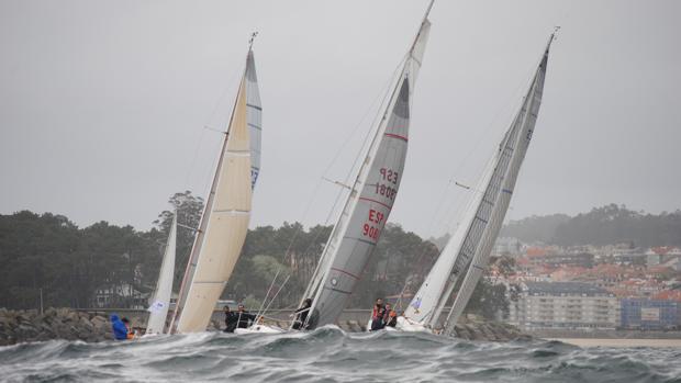 La flota de la Regata Interclubes se luce en la Ría de Pontevedra