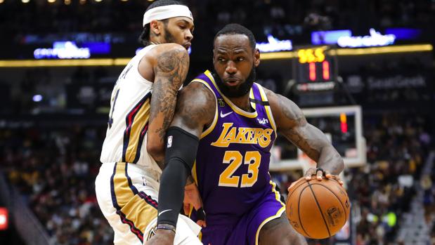 LeBron James logra un triple-doble en la victoria de los Lakers