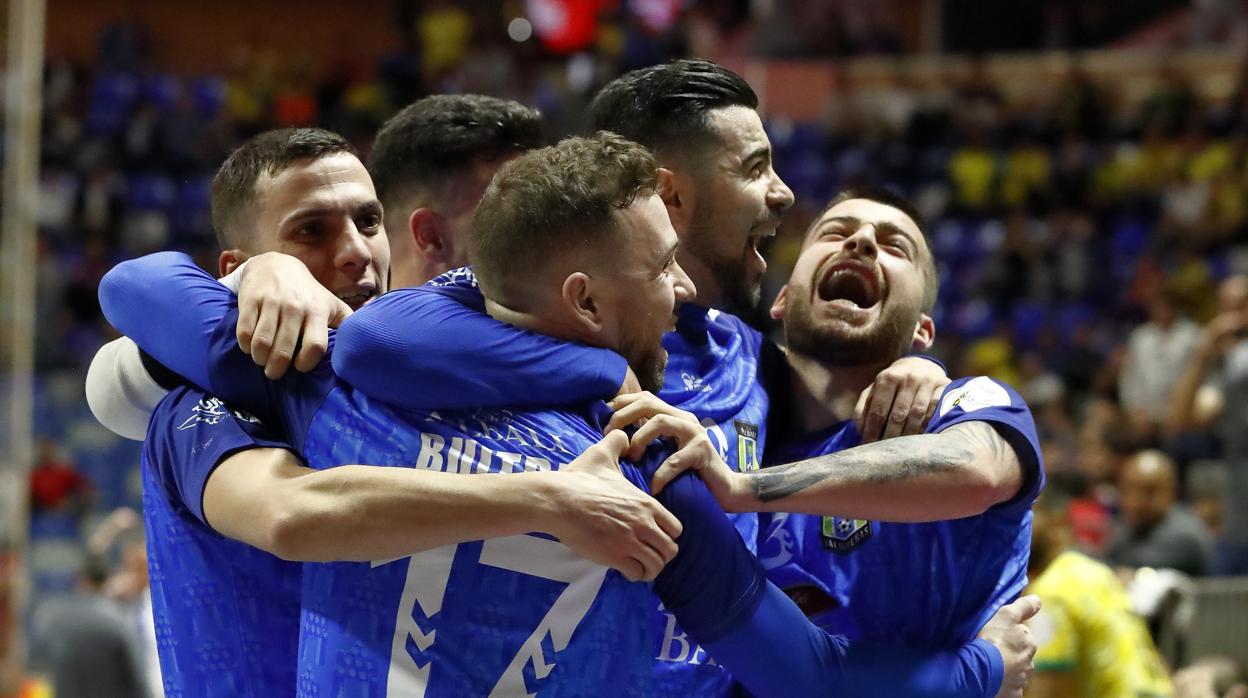 Los jugadores del Valdepeñas celebran su gol